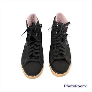 Nike shoes for women size 8.5 like new these shoes were on display.